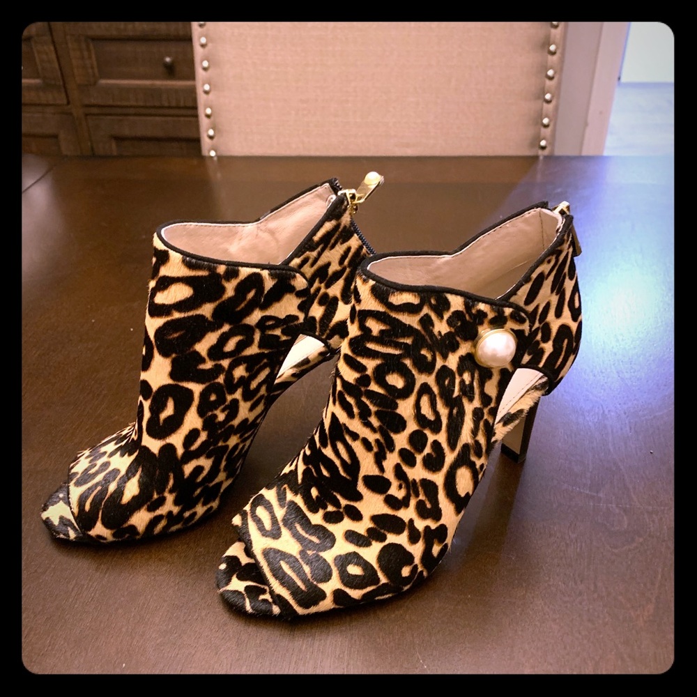 Leopard print Louise et Cie ankle boot heels.
